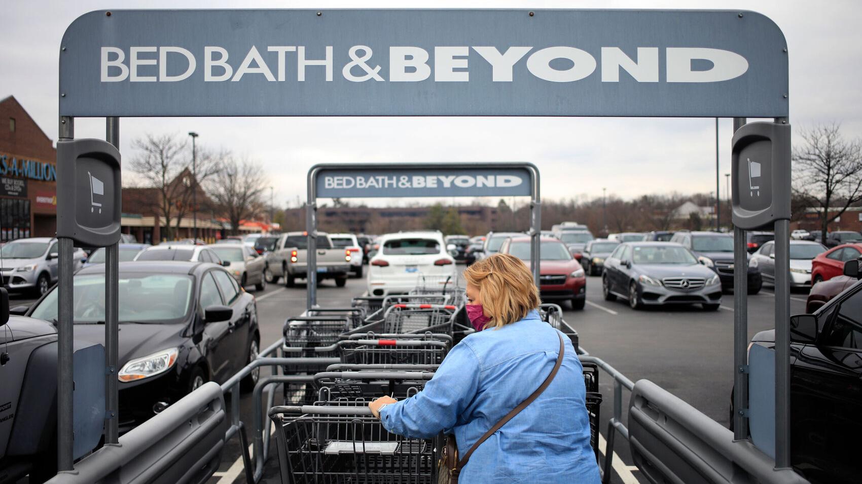 Analysts accuse Bed Bath & Beyond of turning off AC in stores to save money as sales plummet